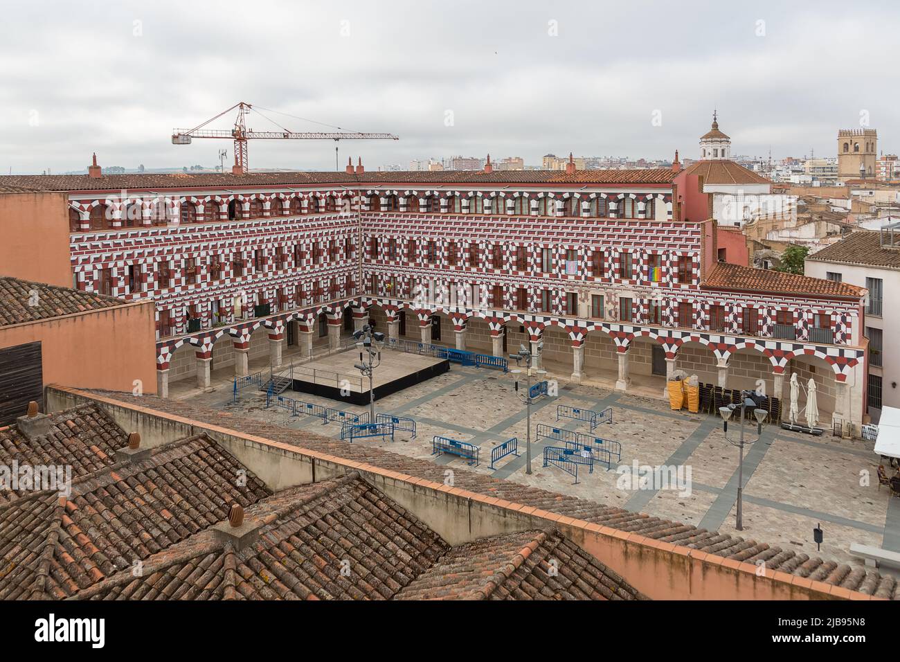Badajoz Spagna - 09 17 2021: Vista aerea presso le case colorate, casas coloradas, sulla Piazza alta Badajoz, Plaza alta de Badajoz, con edifici tipici, Foto Stock