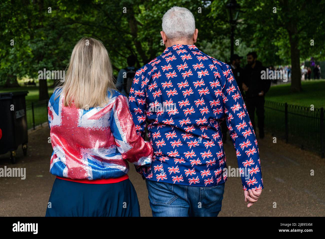 Londra UK, 4 giugno 2022. I tifosi reali arrivano al Mall per il concerto della festa di platino che include artisti del mondo dell'intrattenimento che prenderanno parte a una notte di tributi musicali per celebrare il regno dei 70 anni della Regina. Credit. amer Ghazzal/Alamy Live News Foto Stock