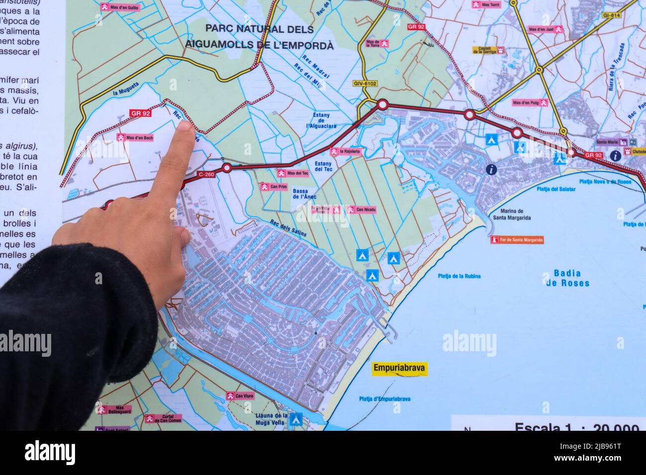 un dito della donna che punta su una mappa Foto Stock
