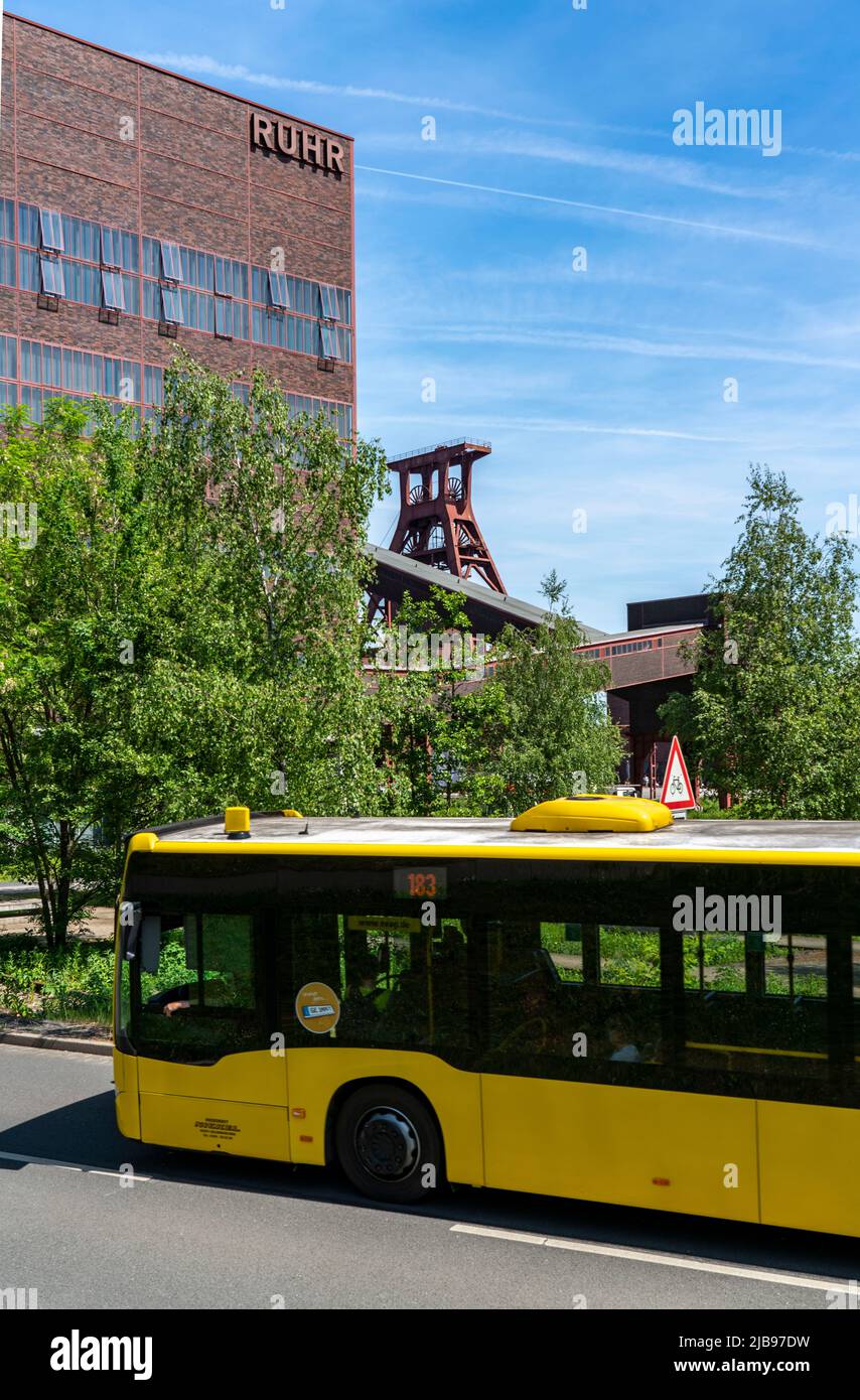 Zollverein Coal Mine Patrimonio Mondiale dell'Umanità, doppio trespolo albero XII torre di avvolgimento, collegamenti di trasporto pubblico, Essen, NRW, Germanyd, Foto Stock