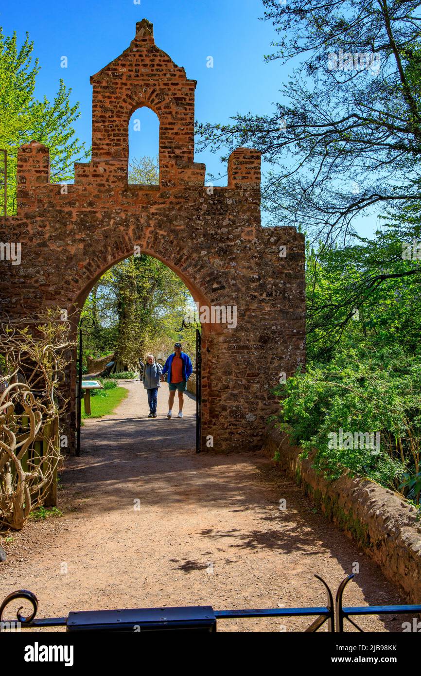 L'arco in pietra al mulino ad acqua restaurato con due ruote in legno a Dunster Castle, Somerset, Inghilterra, Regno Unito Foto Stock