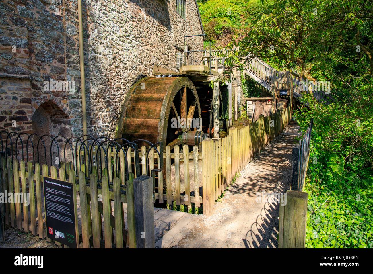 Il mulino ad acqua restaurato con due ruote in legno a Dunster Castle, Somerset, Inghilterra, Regno Unito Foto Stock
