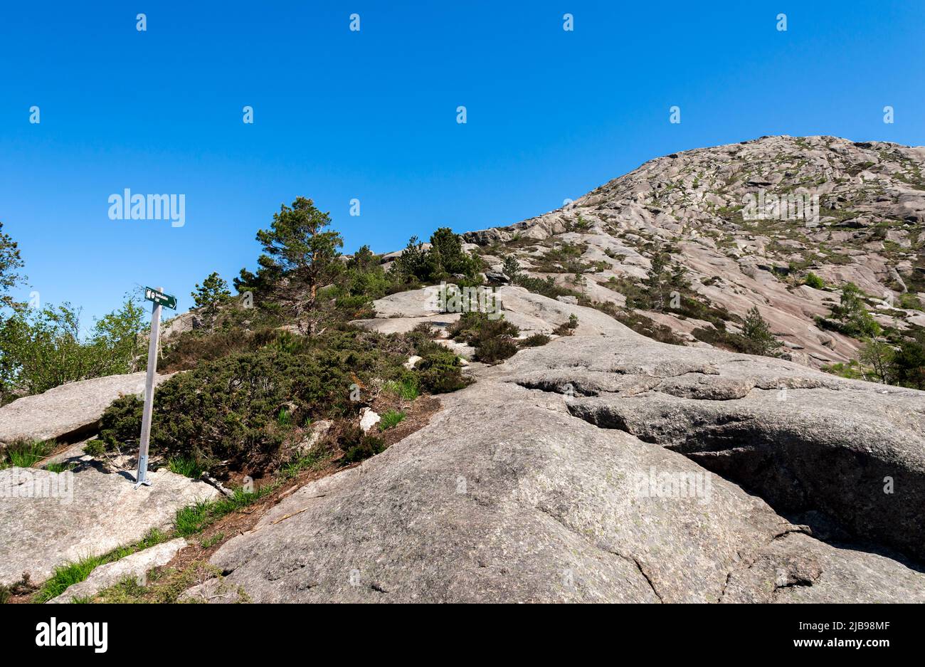 Un segnale di direzione per un'opzione di trekking più impegnativo per il monte Lifjel, Sandnes, Norvegia, maggio 2018 Foto Stock