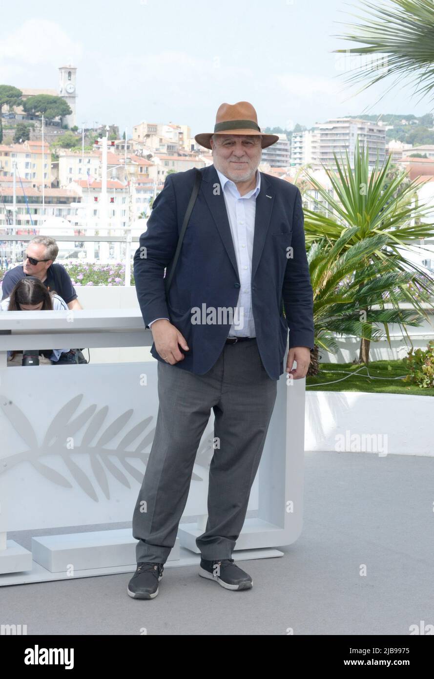 22 maggio 2022, CANNES, Francia: CANNES, FRANCIA - 22 MAGGIO: Il regista JosÃ© Luis LÃ³pez Linares partecipa alla fotocellula per ''l'Ombre De Goya Par Jean-Claude Carriere (Goya, Carriere e il fantasma di Bunuel)'' durante il festival annuale del cinema di Cannes 75th al Palais des Festivals il 22 maggio 2022 a Cannes, Francia. (Credit Image: © Frederick Injimbert/ZUMA Press Wire) Foto Stock