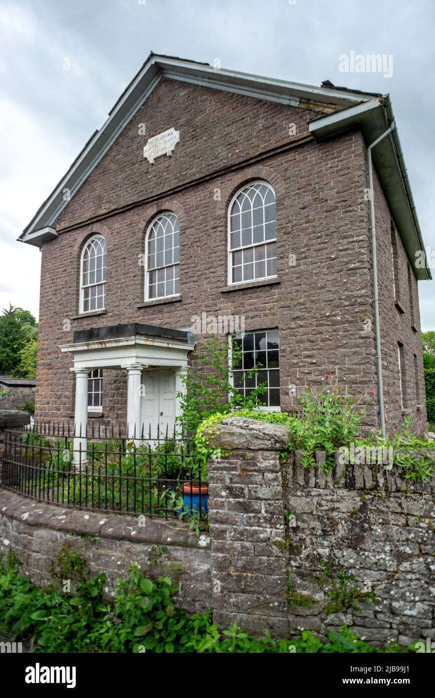 Brecon, 15th 2022 maggio: La Cappella Battista di Bethabara sconsacrata nel centro di Crickhowell nei beacon di Brecon Foto Stock