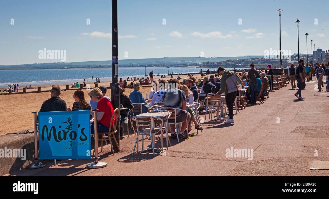 Portobello, Edimburgo, Scozia, Regno Unito. 4th giugno 2022, 13 gradi centigradi al mattino per il Platinum Jubilee Bank Holiday Sabato.Pictured: Occupato per colazione e spuntini al Miro's sul lungomare. Con Firth of Forth sullo sfondo. Credit: Scottisgriative/alamy Live News. Foto Stock