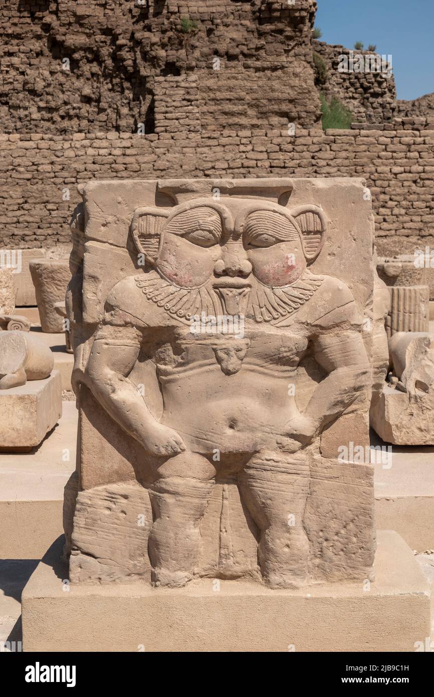 Statua del dio Bes nel cortile esterno al tempio di Denderah, nei pressi di Qena, Egitto Foto Stock