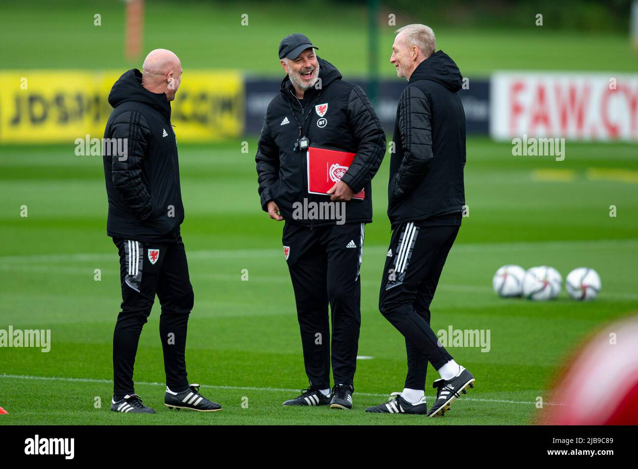 Hensol, Regno Unito. 04th giugno 2022. Wales coach Kit Symons durante l'allenamento. Sessione di addestramento del Galles MD1 al vale Resort il 4th giugno 2022 in vista della finale di Gioca fuori della Coppa del mondo FIFA 2022 contro l'Ucraina. Credit: Lewis Mitchell/Alamy Live News Foto Stock