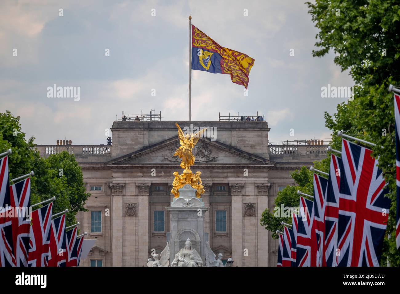 The Mall, Londra, Regno Unito. 2 giugno 2022. Trooping the Color 2022, la Parata di compleanno della Regina, si svolge in un giorno feriale e apre le celebrazioni del Giubileo del platino. Dopo l'evento nella Horse Guards Parade, una folla di spettatori si fa scorrere sul Mall per guardare un grande flypassato RAF culminante con le frecce rosse. Credit: Malcolm Park/Alamy Foto Stock