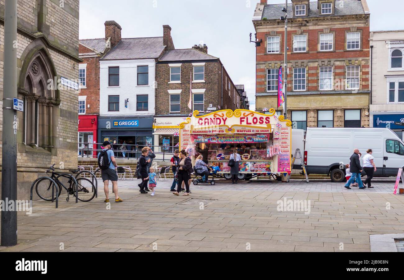 Candy Floss stalla in High Row / West Row a Darlington, Inghilterra, Regno Unito durante le celebrazioni del Queens Jubilee Foto Stock