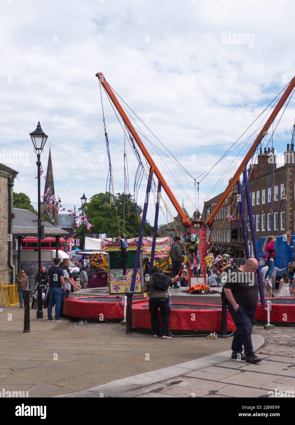 I bambini che giocano sulle giostre, ecc., alla fiera del Queens Jubilee Celebrations nella Piazza del mercato di Darlington, Inghilterra, Regno Unito Foto Stock