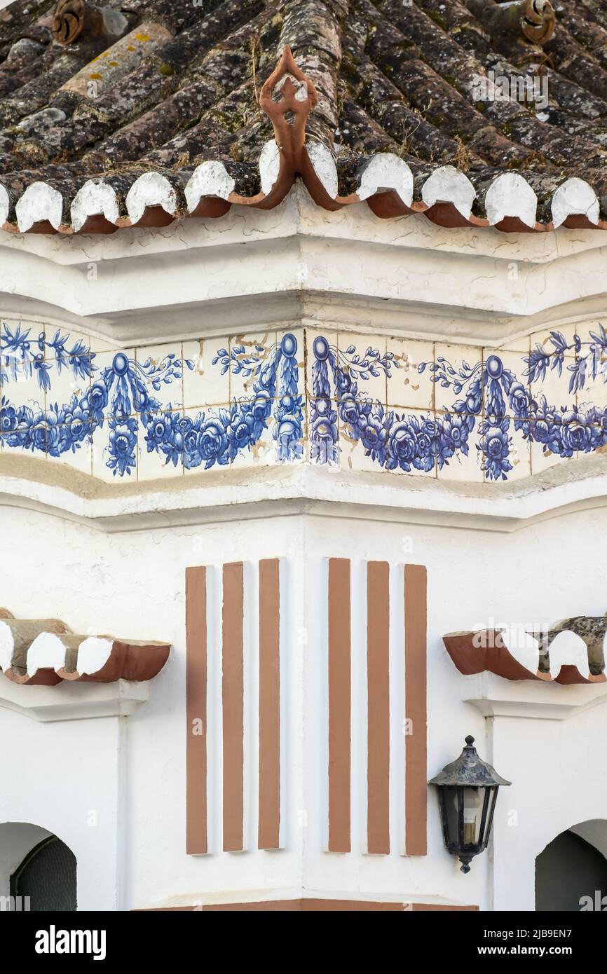 Primo piano sul pittoresco chiosco con fregio azulejos a Lagos, Algarve, Portogallo Foto Stock