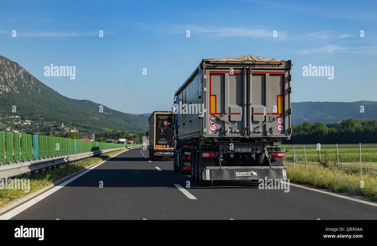 Un'immagine di alcuni camion che guidano sull'autostrada vicino a Nova Gorica, Slovenia. Foto Stock