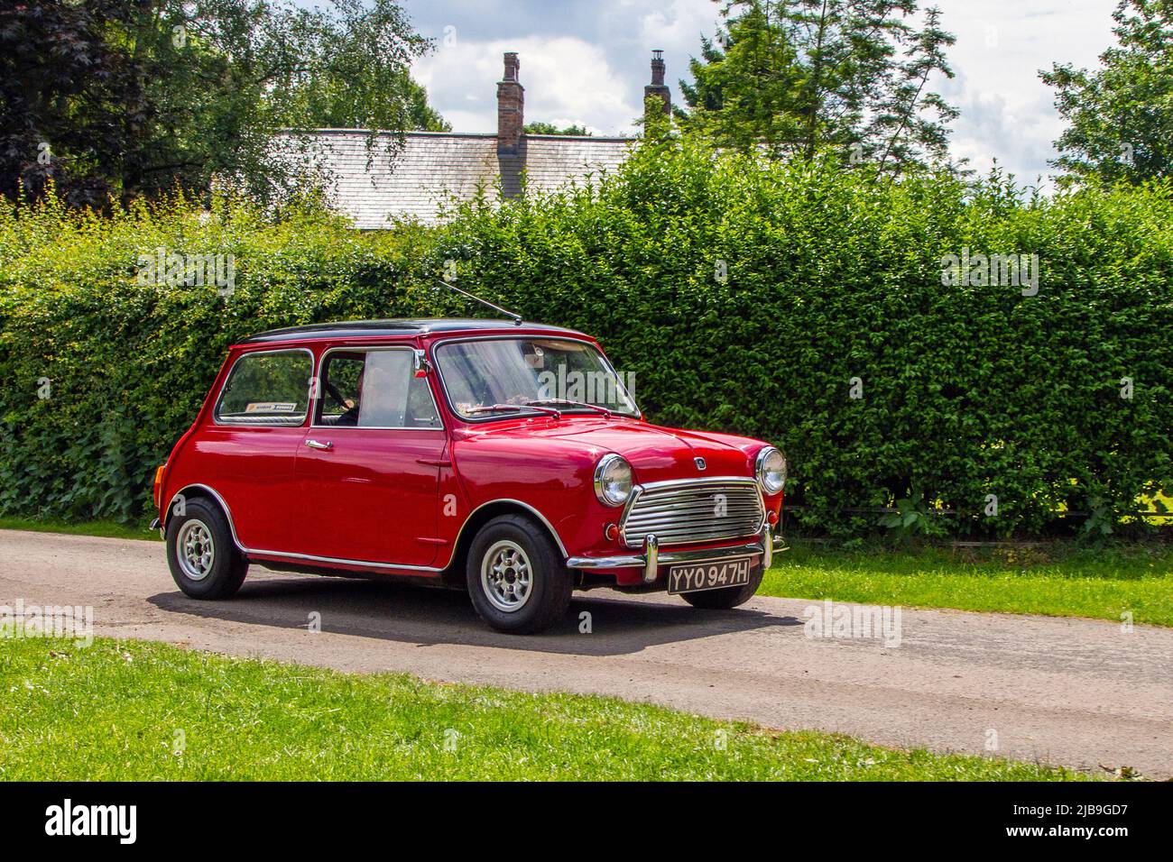 1970 70s rosso Morris Mini Cooper 998 cc benzina piccola city car arrivo a  Worden Park Motor Village per il Leyland Festival, Regno Unito Foto stock -  Alamy