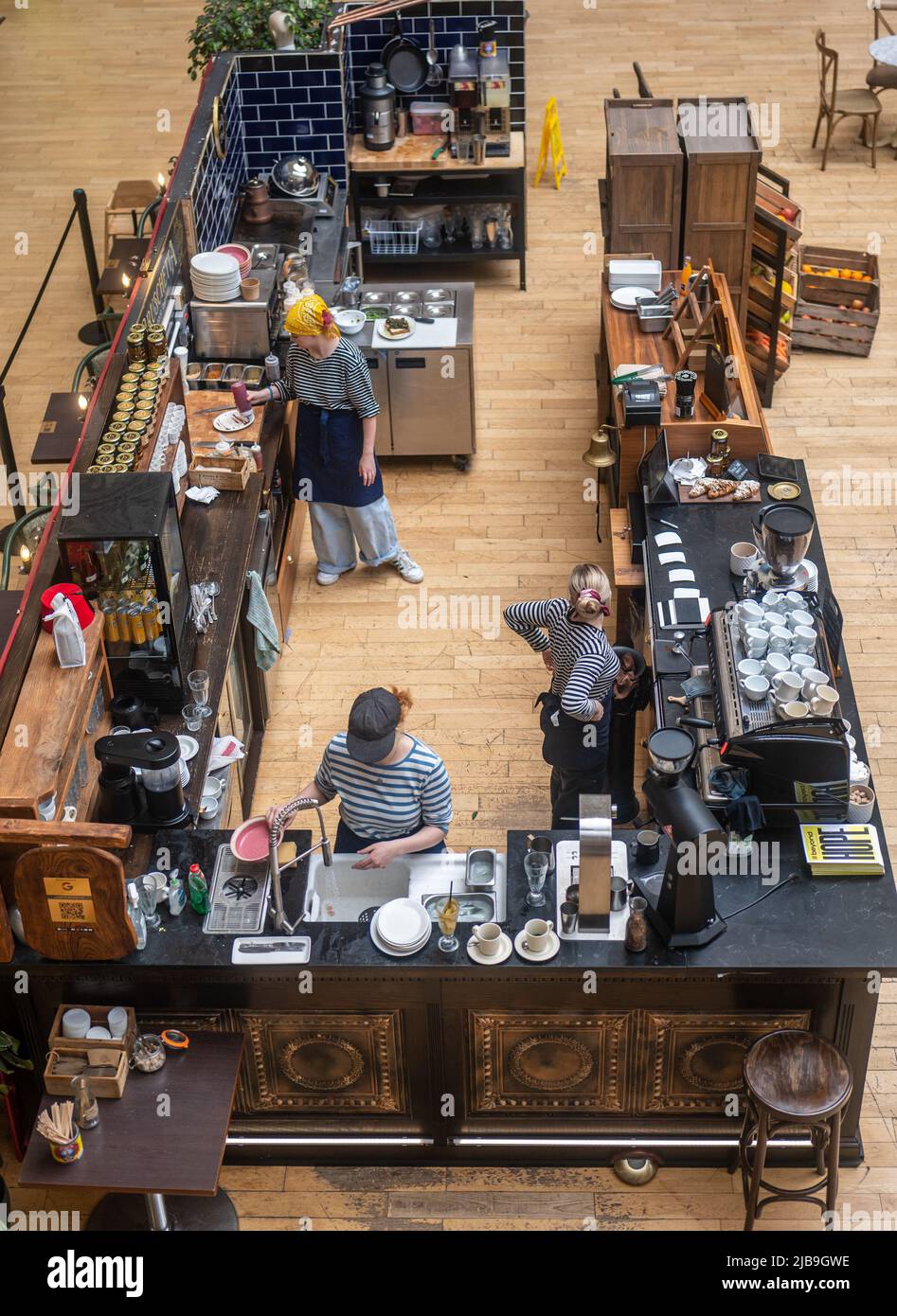 Tre baristi servono il caffè in un bar a Leeds Corn Exchange. Foto Stock