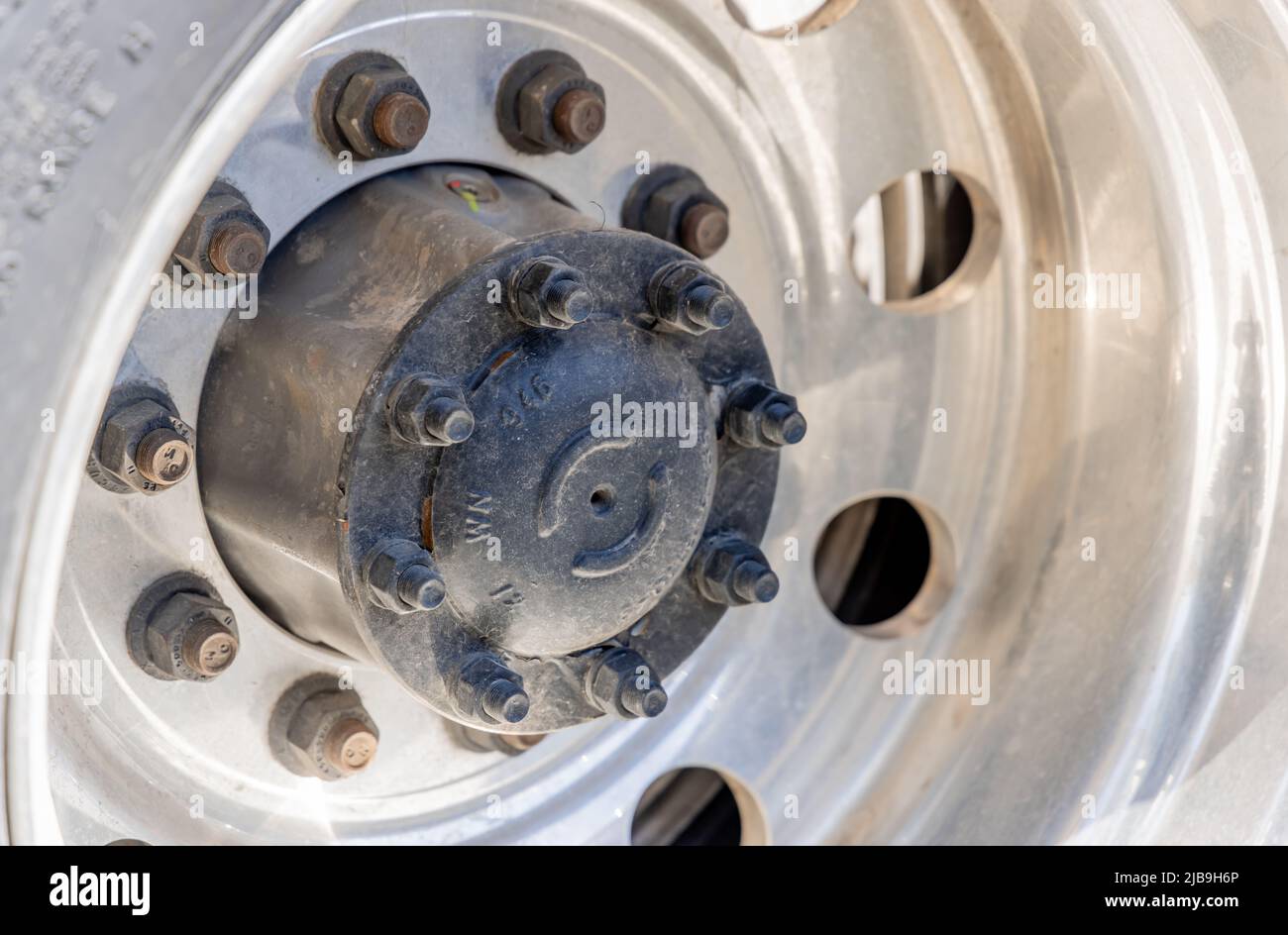 immagine di dettaglio di una ruota in alluminio per autocarro Foto Stock