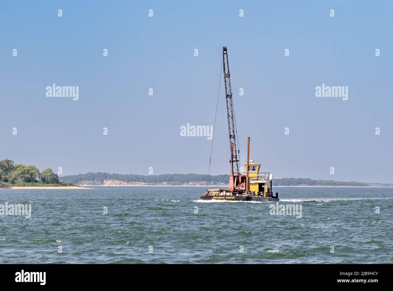 Chiatta piccola con una gru nel fiume Peconic Foto Stock