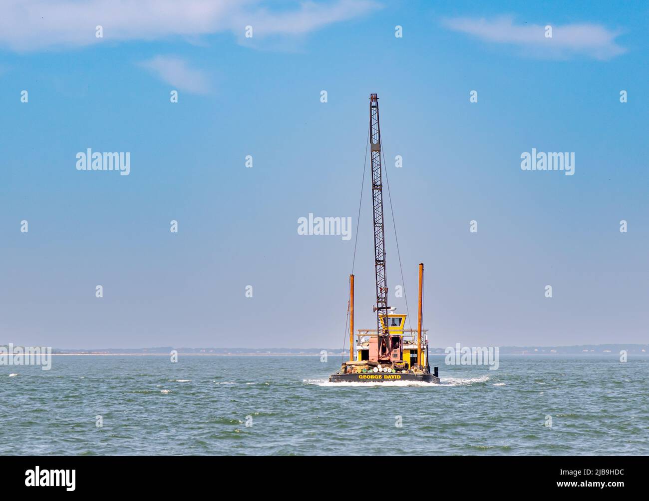 Chiatta piccola con una gru nel fiume Peconic Foto Stock