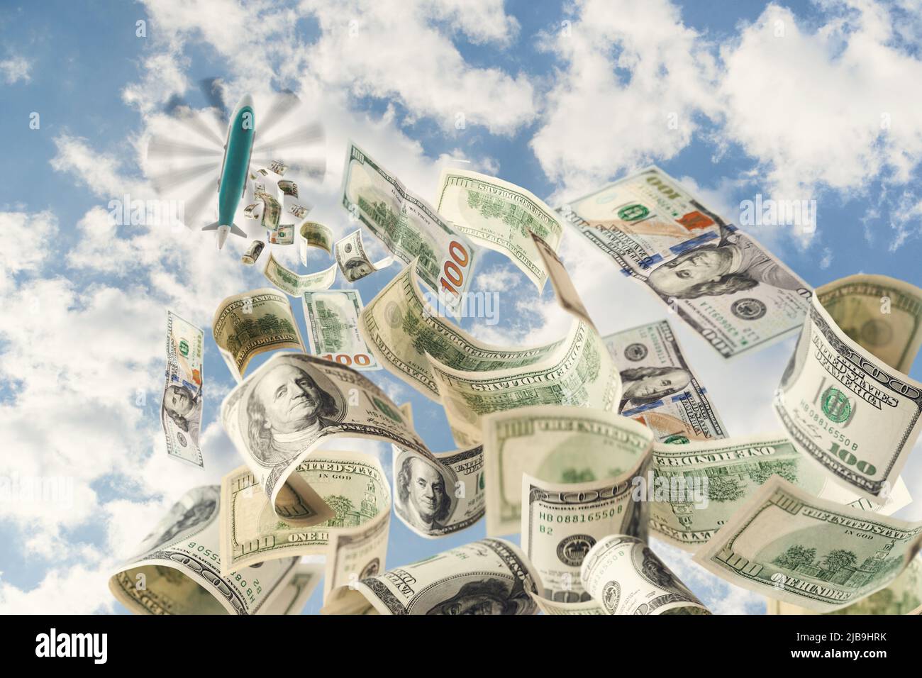 Concetto di denaro in elicottero. Banconote da 100 USD da un doo aperto, focus selettivo Foto Stock