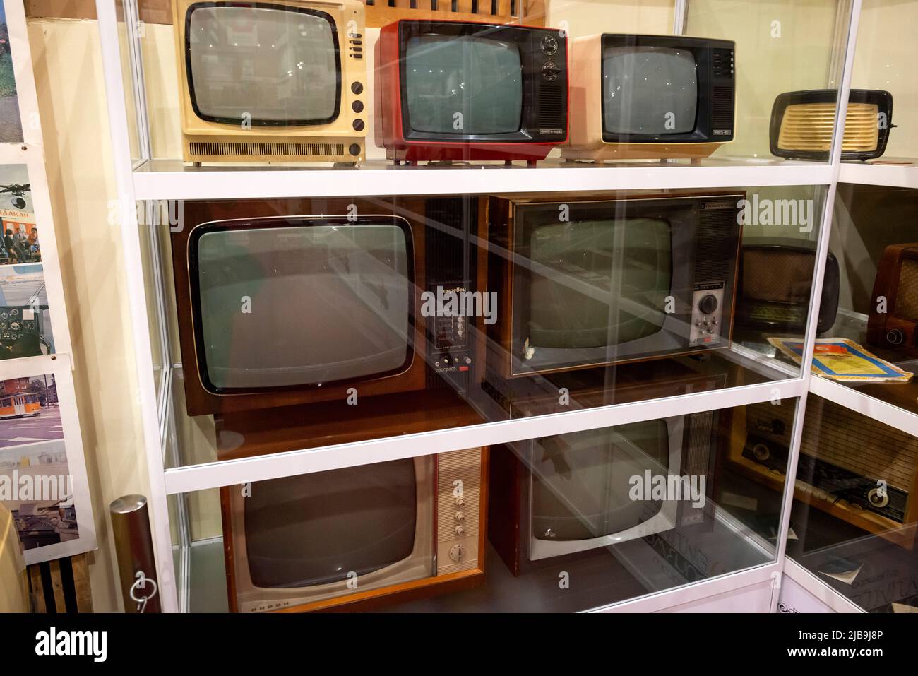 Collezione di vecchi televisori russi e bulgari in mostra presso il Museo del socialismo nella città di Peshtera, Bulgaria, Europa orientale, Balcani, UE Foto Stock
