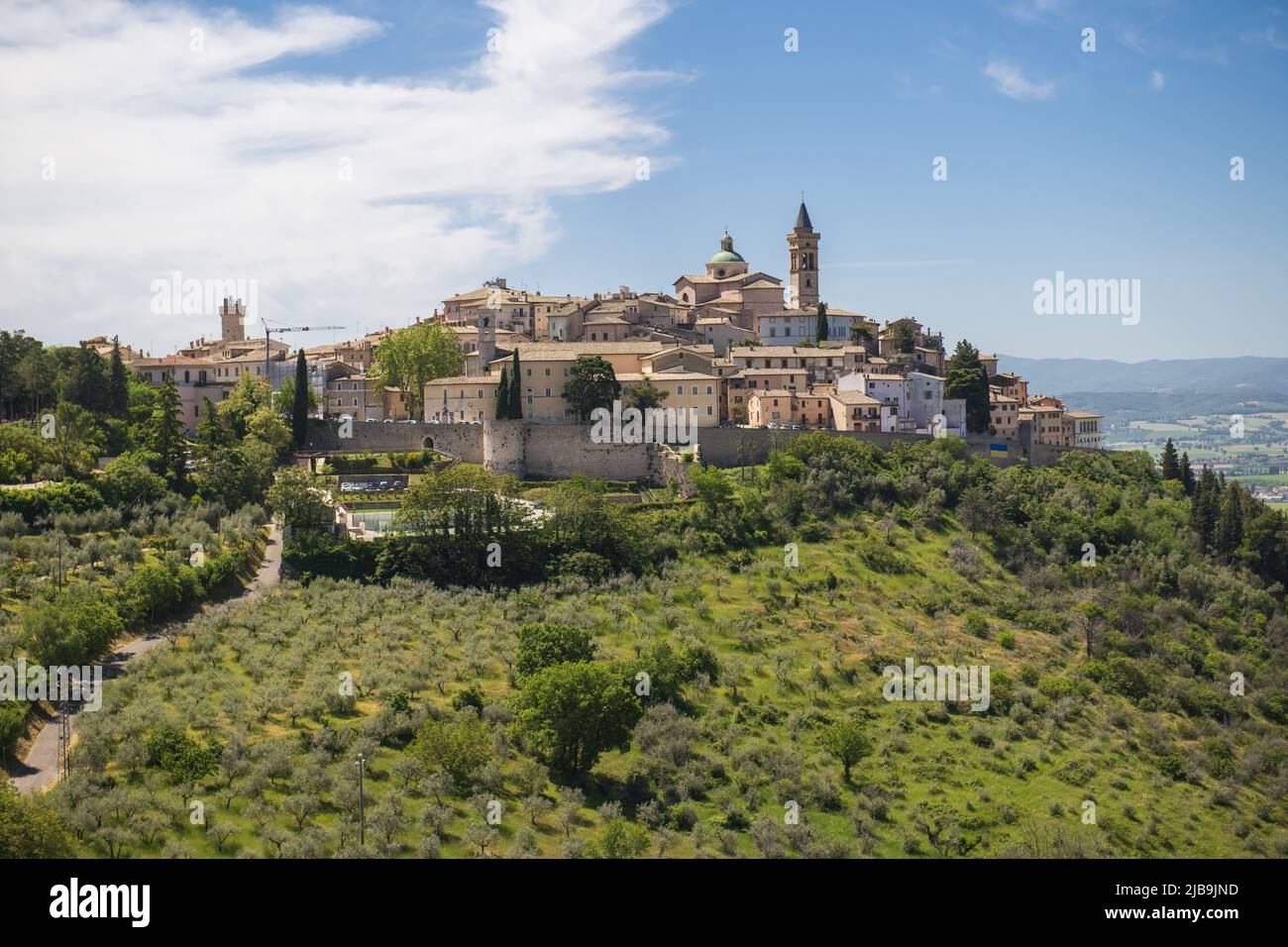 Trevi, Perugia, Umbria. Italia. Cartolina panoramica di Trevi, un piccolo paese circondato da uliveti nella campagna umbra Foto Stock