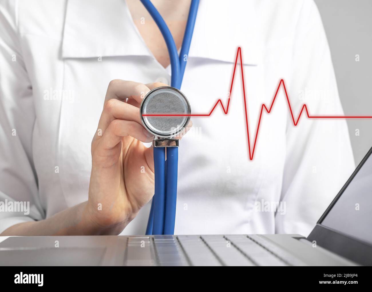 Medico con stetoscopio in mano ascoltando il cuore del paziente. Battiti cardiaci anomali, concetto di rilevamento di malattie cardiovascolari. Assistenza sanitaria, concetto di medicina. Professione di cardiologo. Foto di alta qualità Foto Stock