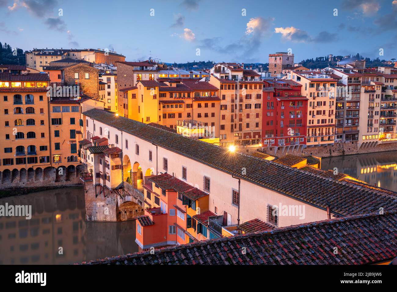 Firenze, Italia al Ponte Vecchio attraversando al crepuscolo l'Arno. Foto Stock