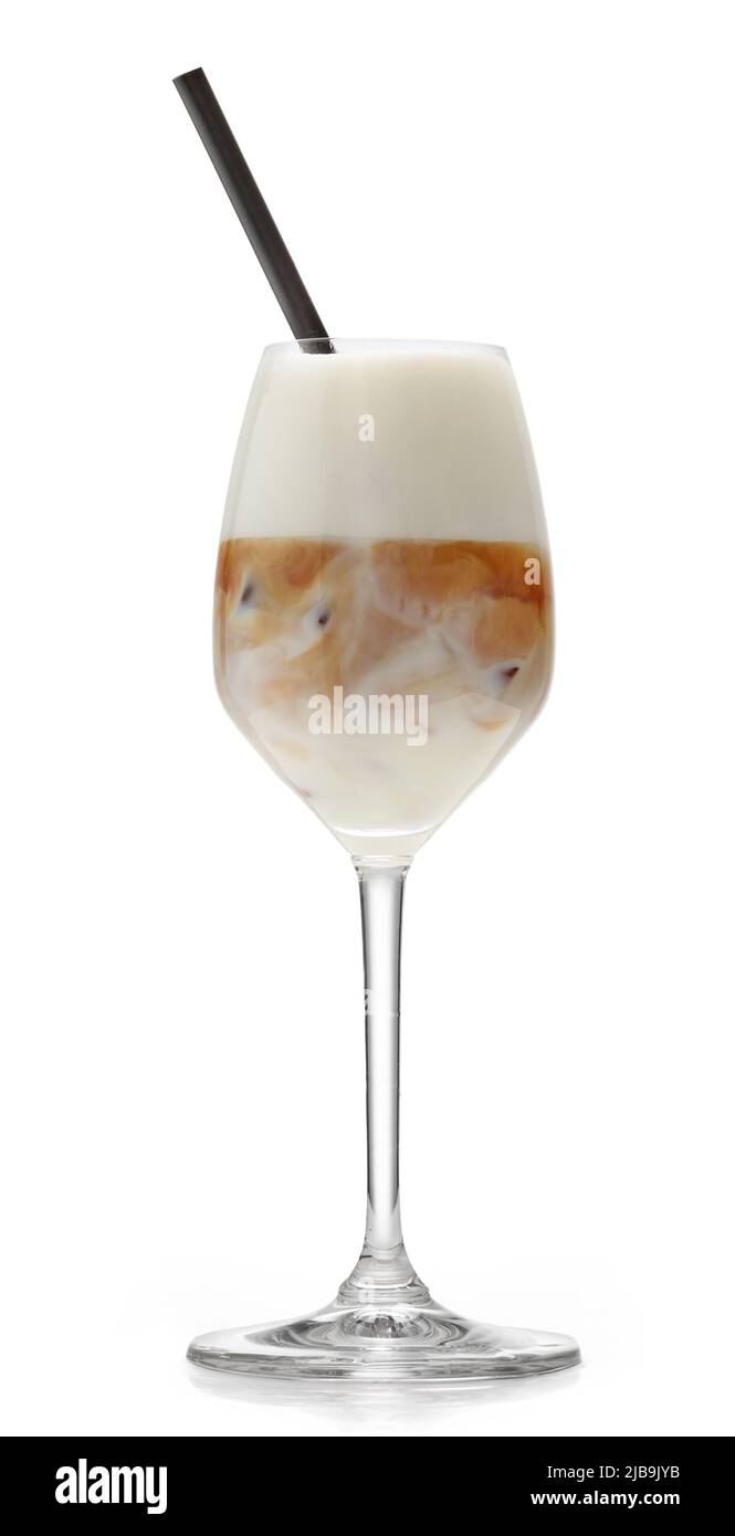 bicchiere di caffè freddo latte cocktail isolato su sfondo bianco Foto Stock