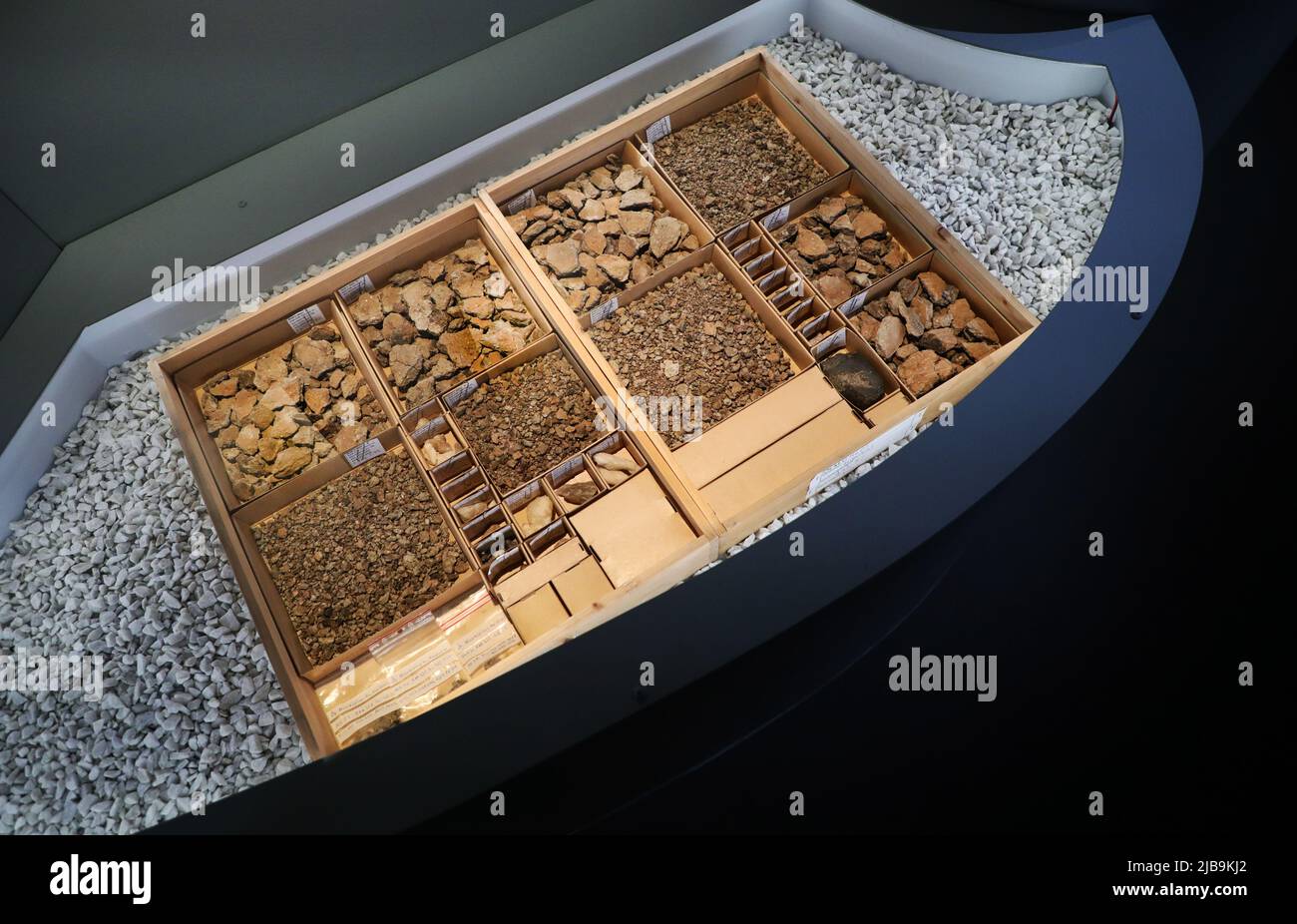 Dopo tre anni di lavori di ristrutturazione, il museo di Östergötland, a Linköping, in Svezia, è ora in fase di riapertura. Nella foto: 'Il nostro modo qui- 11000 anni a Östergötland' è un viaggio indietro nel tempo, dove il visitatore inizia il viaggio nel presente e poi torna indietro nel tempo a quando il foglio di ghiaccio si è sciolto. In ogni camera, il visitatore viene accolto da un'esperienza completamente diversa. 'Il nostro modo qui' consiste di undici camere. Ogni camera rappresenta un'epoca storica e ha un proprio design che è stato creato per riflettere quel tempo. Ecco un'immagine degli oggetti del periodo compreso tra il 1700 F.V.T BC e il 9000 F.V.T BC. Qui così Foto Stock