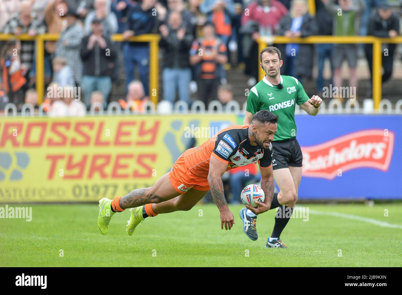 Castleford, Inghilterra - 4 luglio 2022 - Kenny Edwards di Castleford Tigers corre attraverso per segnare una prova. Durante la Rugby League Betfred Challenge Super League Castleford Tigers vs Warriors Wigan al Mend-A-Hose Stadium, Castleford, Regno Unito Dean Williams Foto Stock