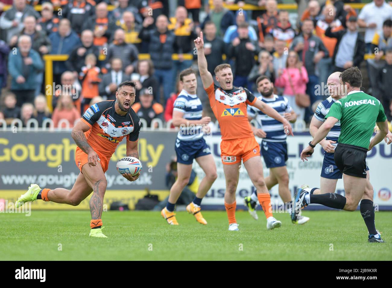 Castleford, Inghilterra - 4 luglio 2022 - Kenny Edwards di Castleford Tigers corre attraverso per segnare una prova. Durante la Rugby League Betfred Challenge Super League Castleford Tigers vs Warriors Wigan al Mend-A-Hose Stadium, Castleford, Regno Unito Dean Williams Foto Stock