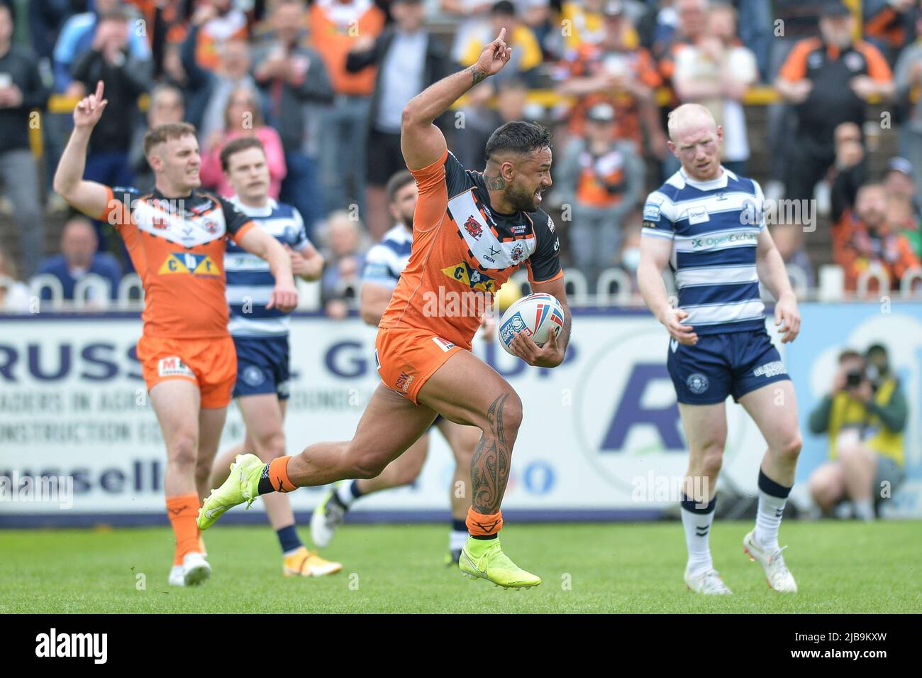 Castleford, Inghilterra - 4 luglio 2022 - Kenny Edwards di Castleford Tigers corre attraverso per segnare una prova. Durante la Rugby League Betfred Challenge Super League Castleford Tigers vs Warriors Wigan al Mend-A-Hose Stadium, Castleford, Regno Unito Dean Williams Foto Stock