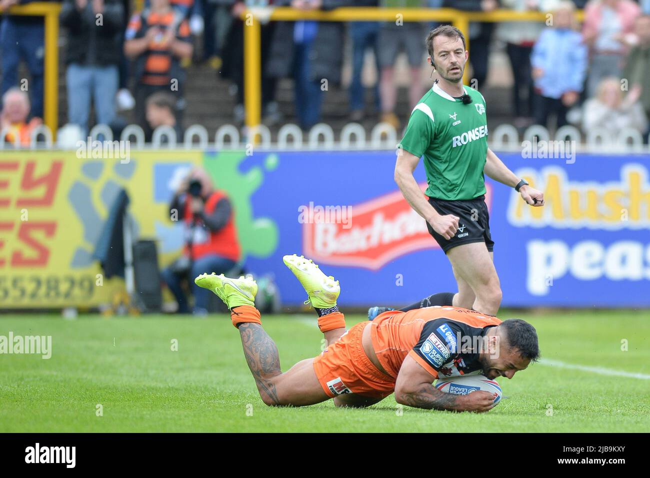 Castleford, Inghilterra - 4 luglio 2022 - Kenny Edwards di Castleford Tigers corre attraverso per segnare una prova. Durante la Rugby League Betfred Challenge Super League Castleford Tigers vs Warriors Wigan al Mend-A-Hose Stadium, Castleford, Regno Unito Dean Williams Foto Stock