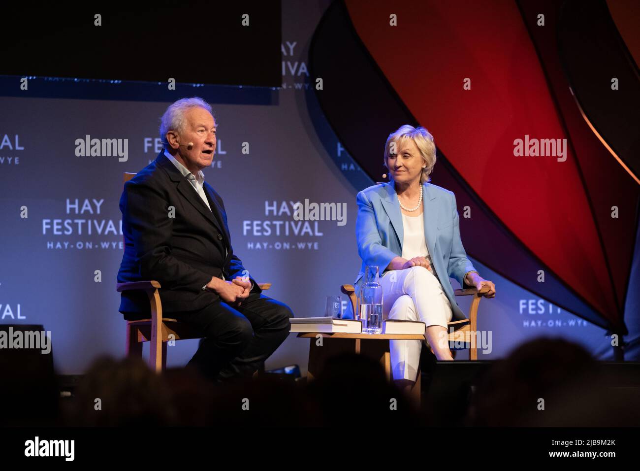 Hay-on-Wye, Galles, Regno Unito. 4th giugno 2022. Tina Brown parla con Simon Schama al Festival di Hay 2022, Galles. Credit: Sam Hardwick/Alamy. Foto Stock