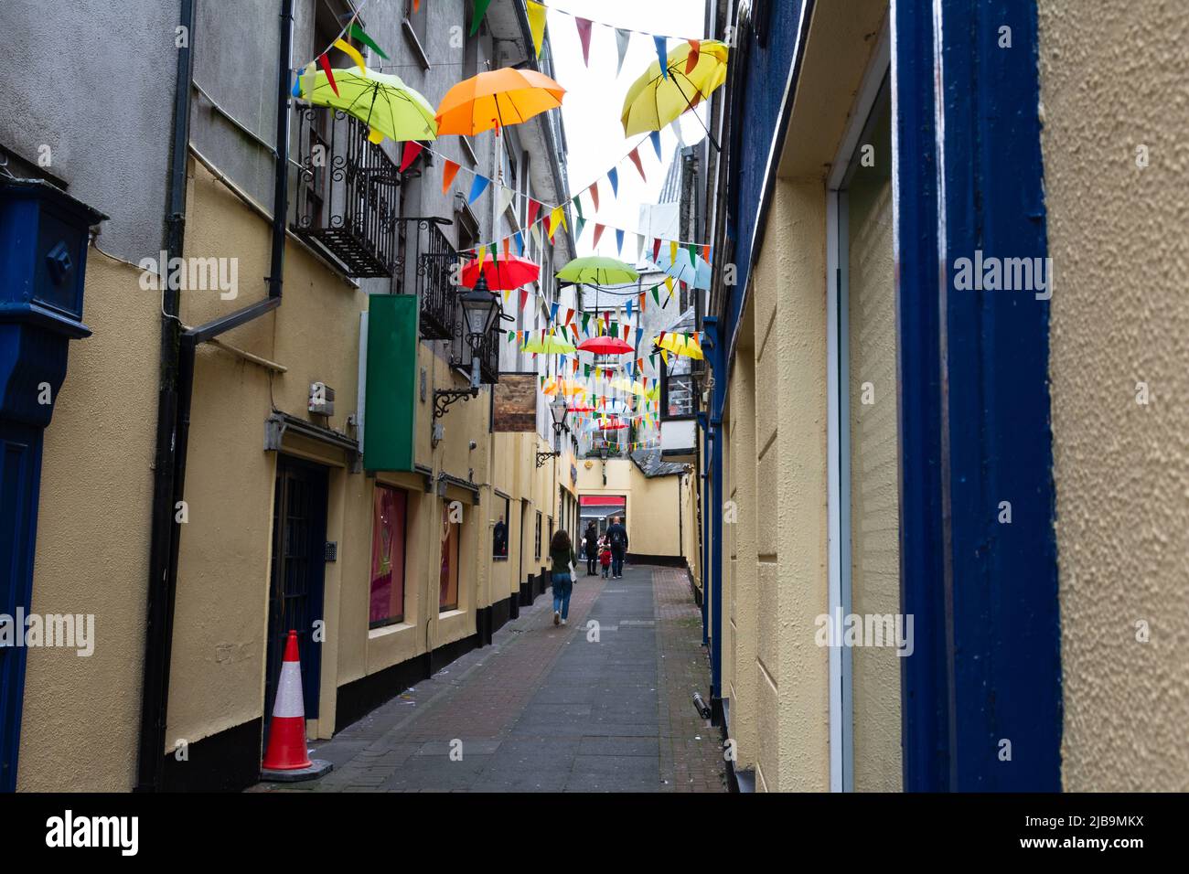 Vista degli ombrelloni in Buttermilk Lane a Galway, Irlanda, Europa Foto Stock