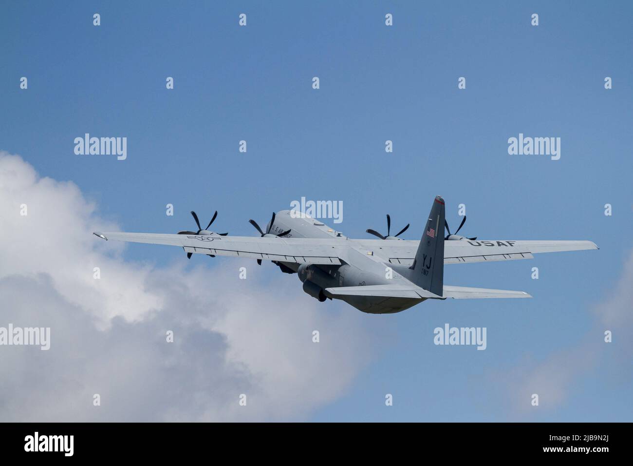 Un Lockheed Martin C130-J Hercules con l'aeronautica degli Stati Uniti che decolla dalla base aerea di Yokota, Fussa. (Foto di Damon Coulter / SOPA Images/Sipa USA) Foto Stock