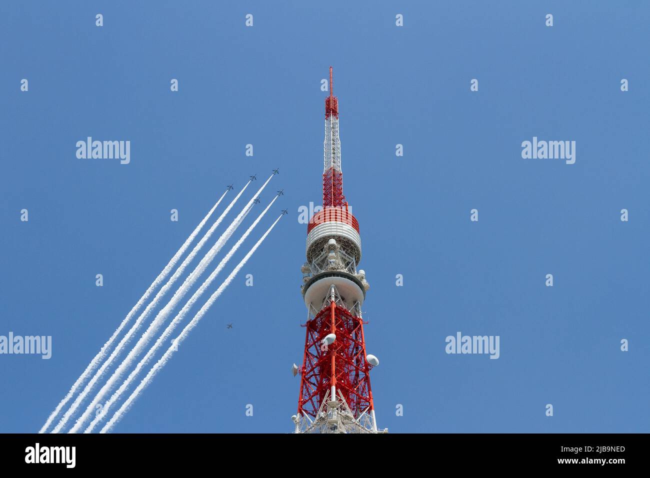 29 maggio 2020, Tokyo, Giappone: Il team di aeronautica militare giapponese (JASDF) Blue Impulse vola oltre la Tokyo Tower a Tokyo. Dalle 12:40 alle 1:00 il velivolo Kawasaki T4 della squadra giapponese di esposizione di aeronautica della forza di autodifesa dell'aria ha girato i luoghi principali della città con gli ospedali che si preoccupano dei pazienti di Corona, fumo bianco di coda, Come ''grazie'' agli operatori sanitari per i loro sforzi durante lo stato di emergenza di due mesi dichiarato dal governo giapponese in risposta alla pandemia COVID-19 che si è conclusa il 1st giugno, nonostante il Giappone abbia sembrato aver evitato l'infe alta Foto Stock