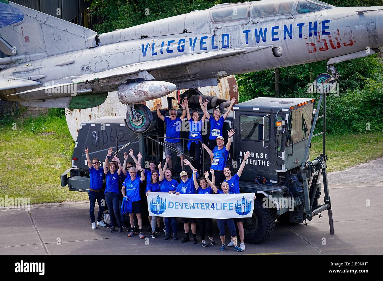 Enschede, Paesi Bassi. 04th giugno 2022. 2022-06-04 12:16:46 ENSCHEDE - le squadre partecipanti al Roparun hanno la loro foto scattata prima che partano dall'aeroporto di Twenthe per coprire più di cinquecento chilometri in forma di relè. In due giorni finiranno sul Coolsingel Rotterdam. Le squadre usano questo per raccogliere i soldi per l'assistenza di supporto per le persone con cancro. ANP MARCO DE SWART netherlands OUT - belgium OUT Credit: ANP/Alamy Live News Foto Stock