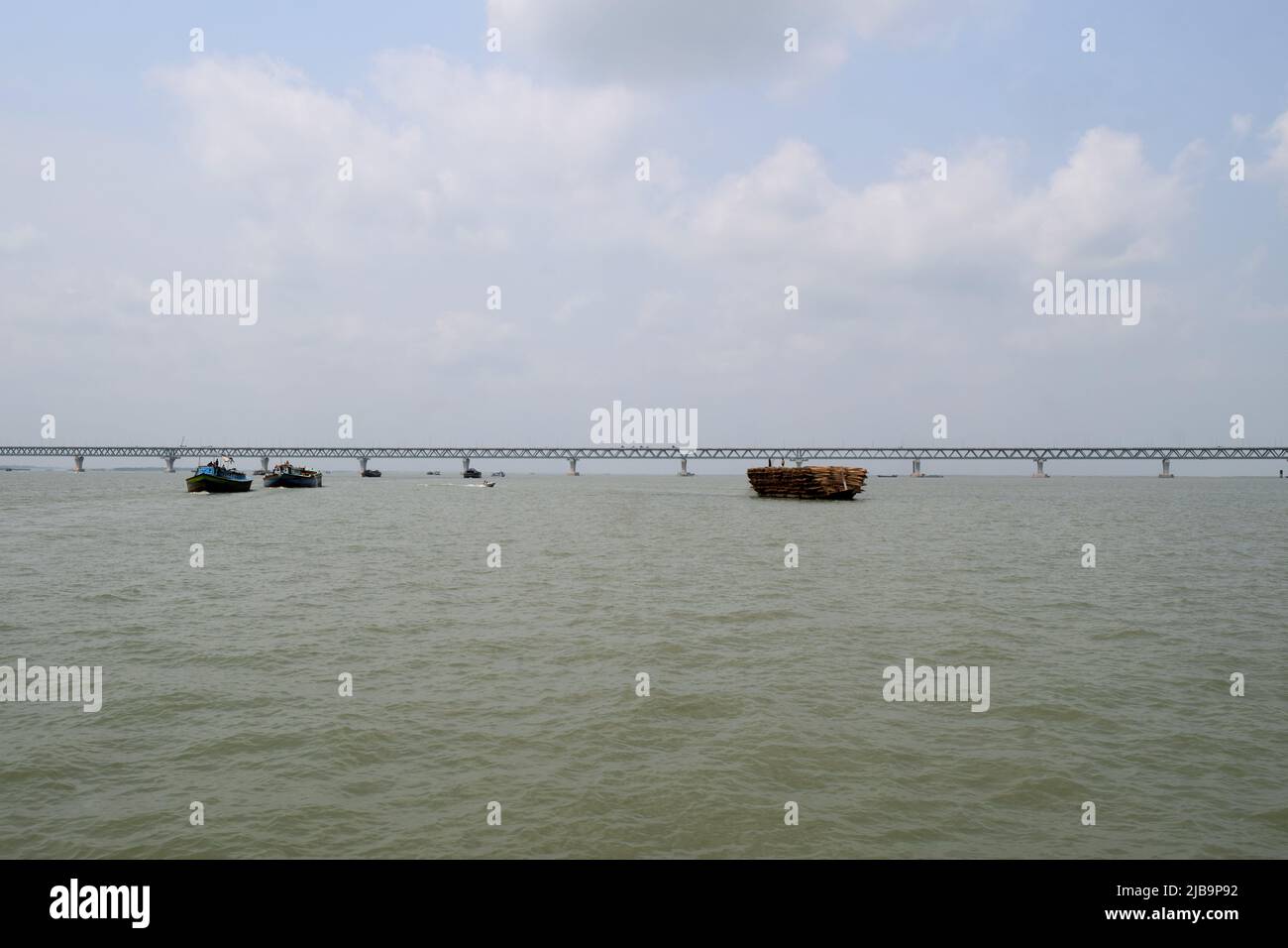 Paesaggio del fiume Padma e ponte multiuso Padma. Barca in legno nel fiume. Foto Stock