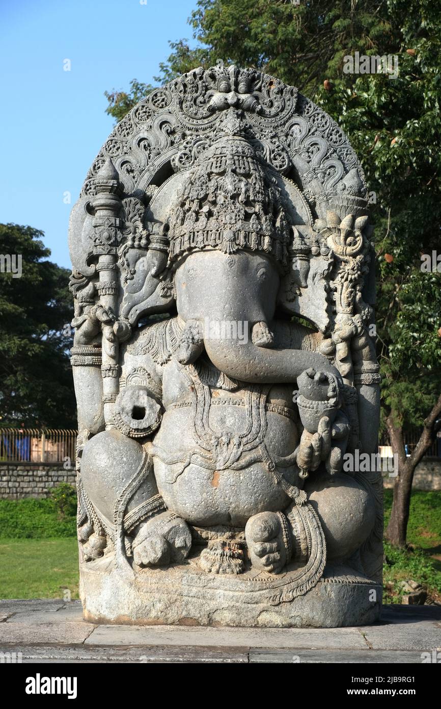 Enorme statua di Ganesha in pietra all'ingresso occidentale del tempio di Hoysaleswara, tempio di Halebidu, Halebidu, distretto di Hassan dello stato di Karnataka, India. Il tempio Foto Stock