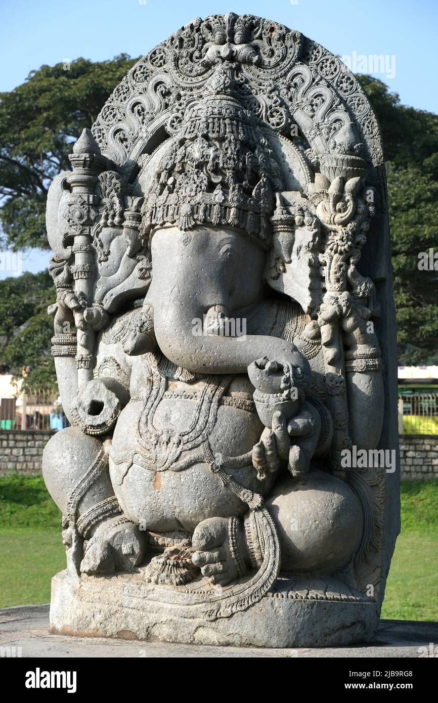 Enorme statua di Ganesha in pietra all'ingresso occidentale del tempio di Hoysaleswara, tempio di Halebidu, Halebidu, distretto di Hassan dello stato di Karnataka, India. Il tempio Foto Stock