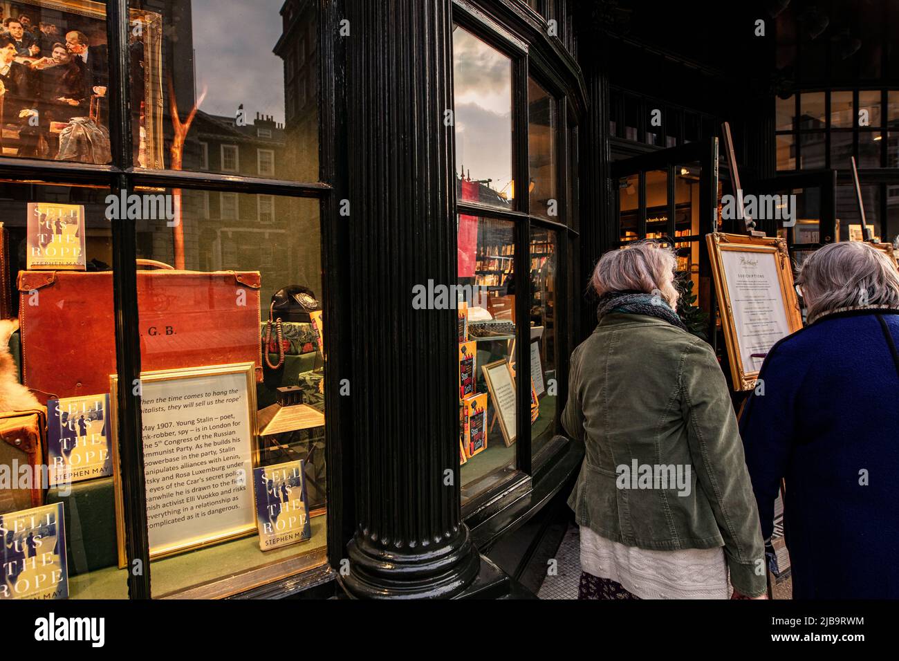 Hatchard's, un bookseller di fascia alta a Piccadilly, Londra; possessore off e di proprietà di Waterstone's; facciata con due donne all'esterno Foto Stock