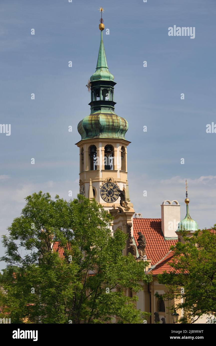 La torre dell'orologio di Loreta con campane in dettaglio vista, Praga. Monumento storico barocco Hradčany. Repubblica Ceca. Foto Stock