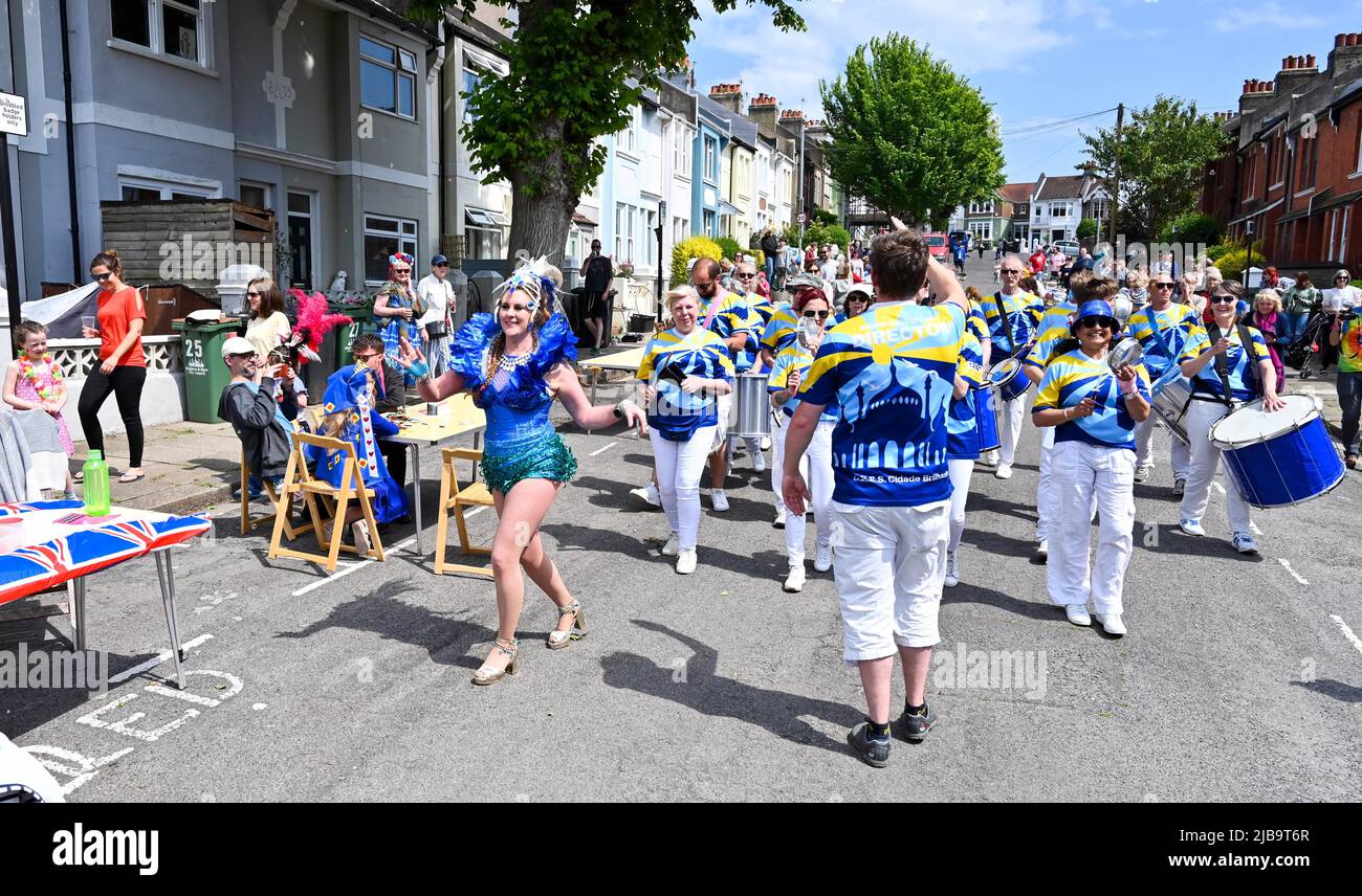 Brighton UK 4th June 2022 - i residenti di Freshfield Street a Brighton si godono una danza lungo la strada con una banda di Samba al loro Queen's Platinum Jubilee Street party come le celebrazioni continuano nel fine settimana intorno al Regno Unito : Credit Simon Dack / Alamy Live News Foto Stock