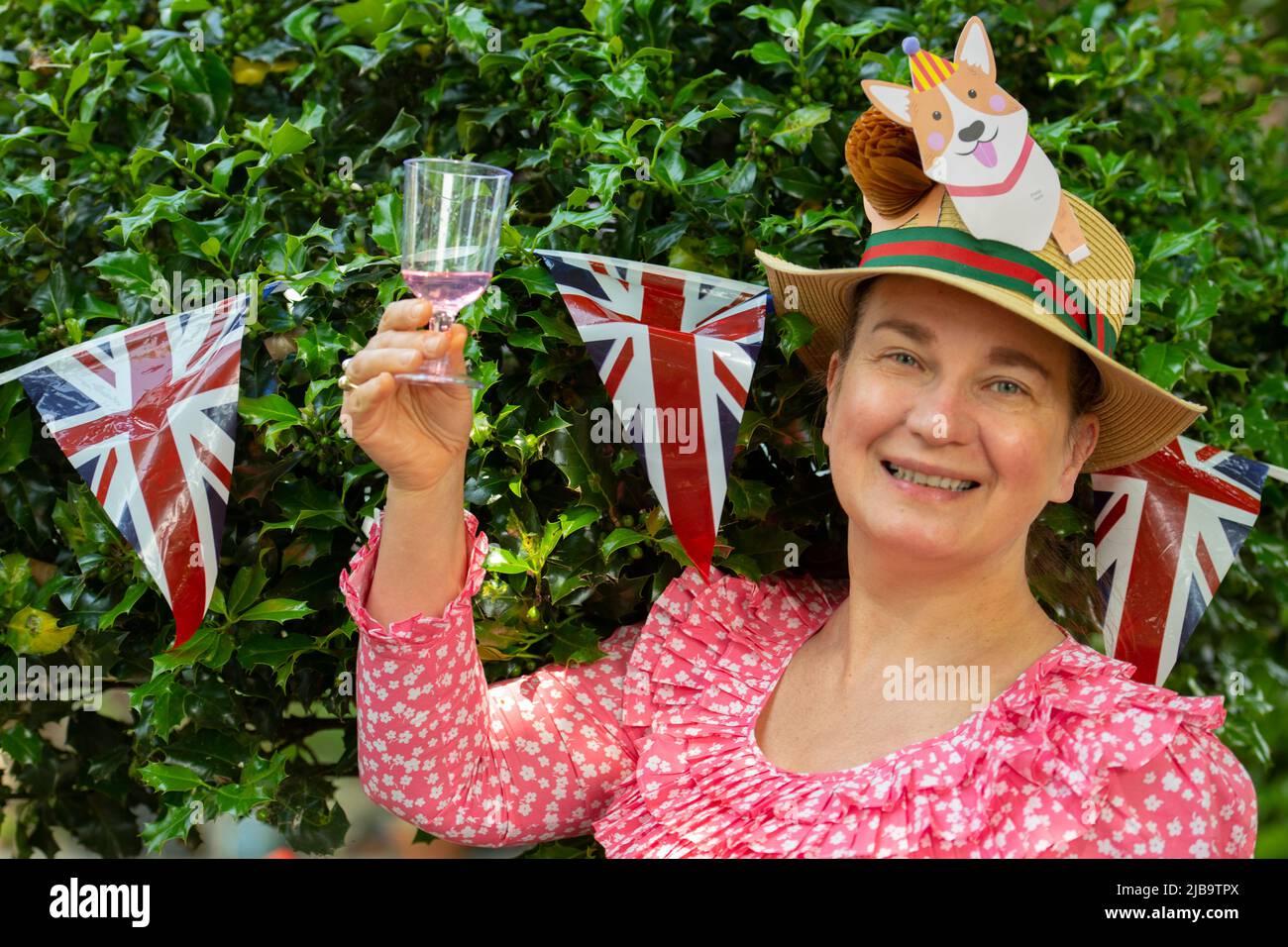 Merton Park, Londra, Regno Unito. 4 giugno 2022. La festa di strada di Dorset Road si svolge su una strada chiusa e sponsorizzata da un noto agente immobiliare locale. Credit: Malcolm Park/Alamy Live News Foto Stock