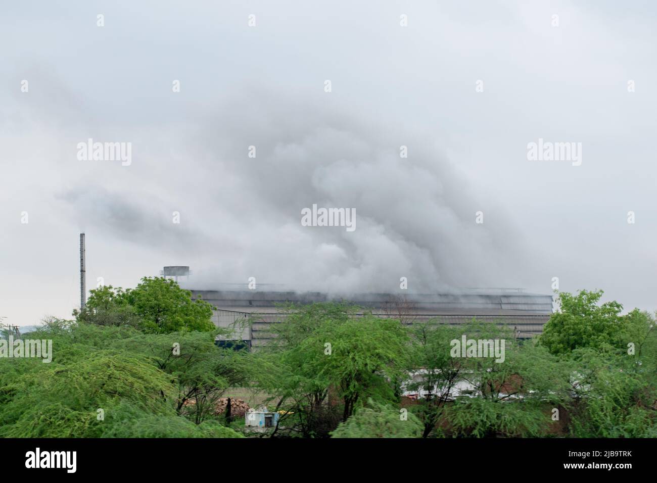 Inquinamento ambientale a causa della fabbrica, il fumo esce dalla fabbrica. Foto Stock