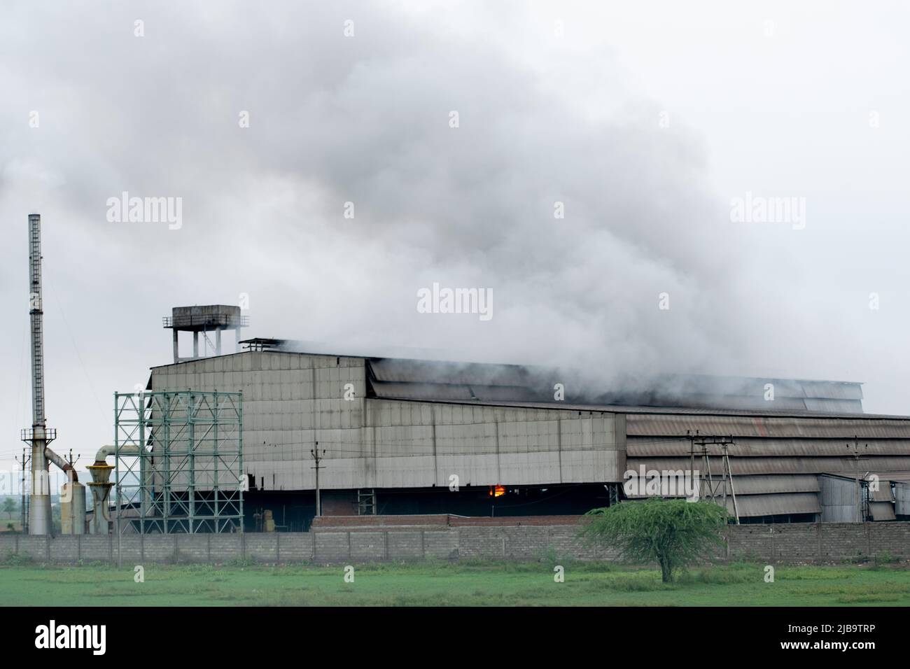 Inquinamento ambientale a causa della fabbrica, il fumo esce dalla fabbrica. Foto Stock