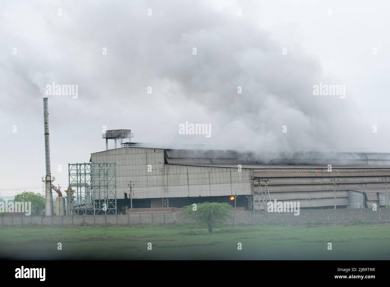 Inquinamento ambientale a causa della fabbrica, il fumo esce dalla fabbrica. Foto Stock