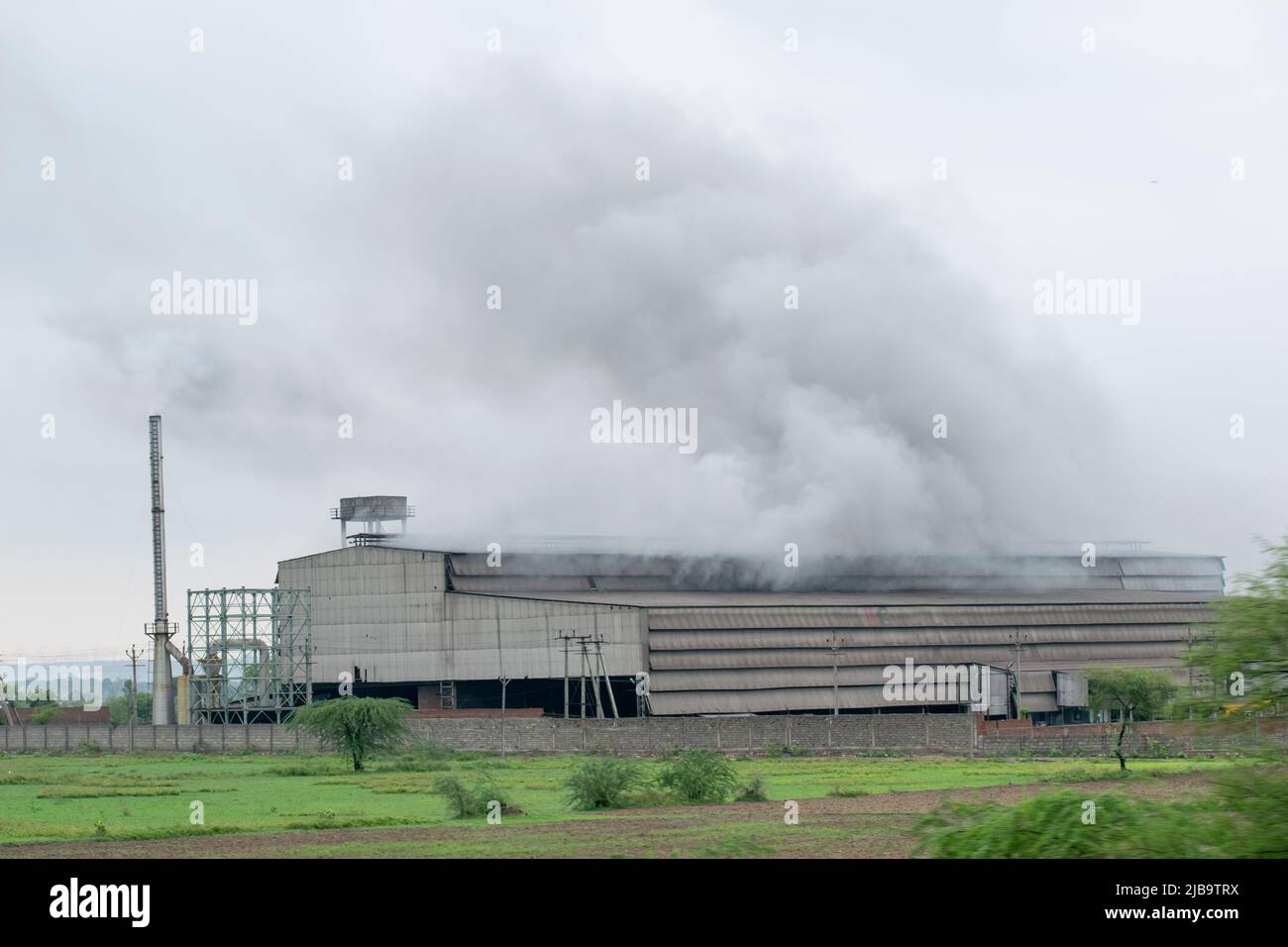 Inquinamento ambientale a causa della fabbrica, il fumo esce dalla fabbrica. Foto Stock