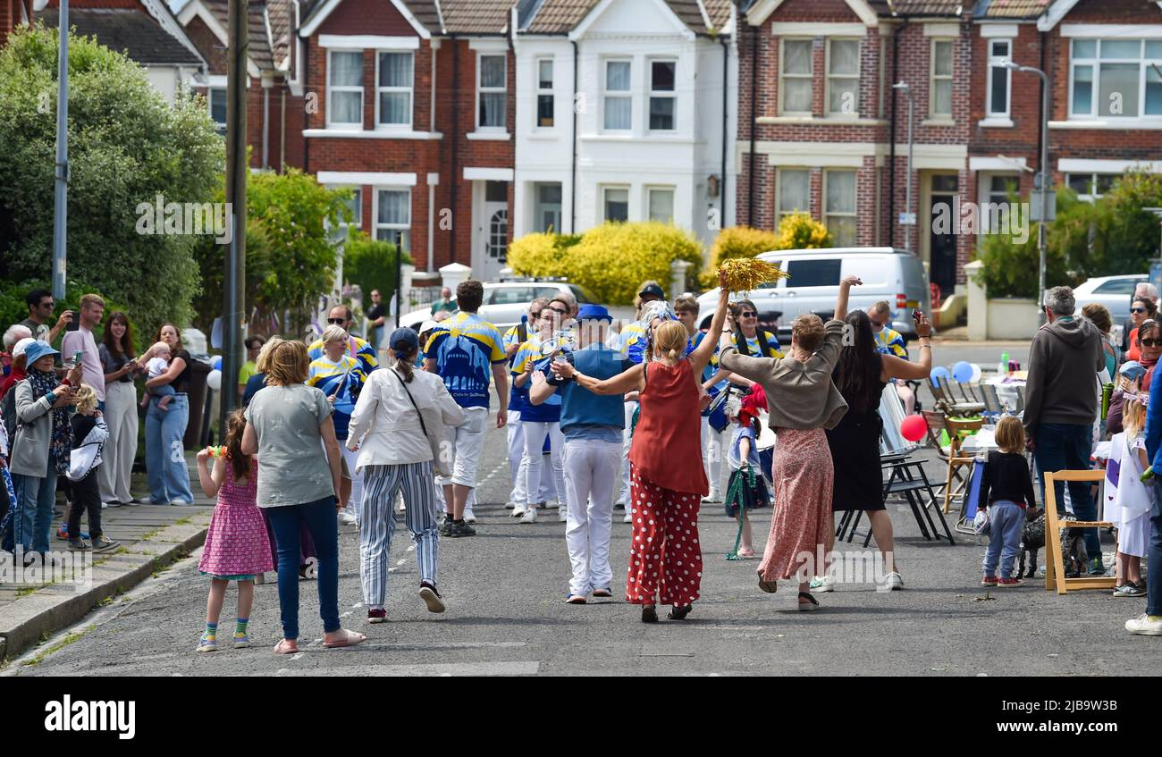 Brighton UK 4th June 2022 - i residenti di Freshfield Street a Brighton si godono una danza lungo la strada con una banda di Samba al loro Queen's Platinum Jubilee Street party come le celebrazioni continuano nel fine settimana intorno al Regno Unito : Credit Simon Dack / Alamy Live News Foto Stock